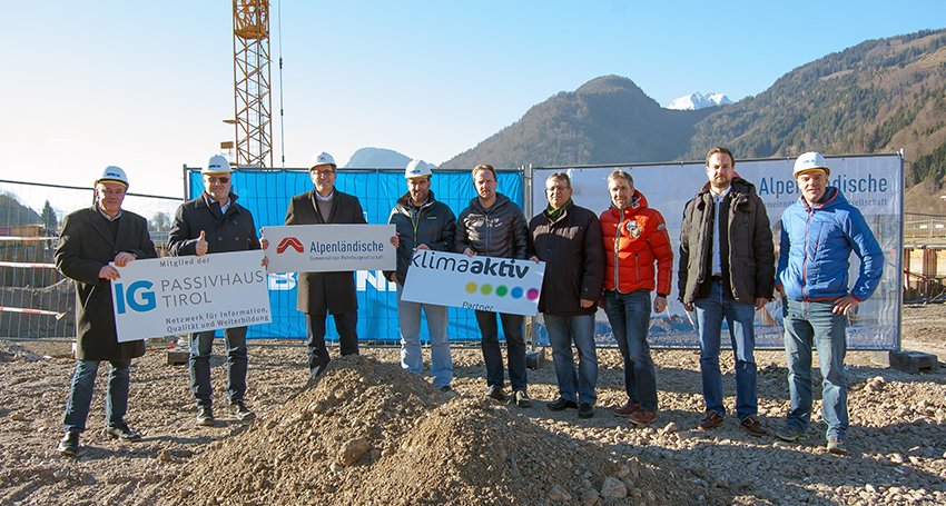   Die Anlage "Erpfendorf" wird in Passivhausqualit&#228;t errichtet und als klimaaktiv-Projekt eingereicht.  Bmstr. Franz Wiesflecker (Bodner), Gerhard Oberm&#252;ller (BGM Kirchdorf), DI Markus Lechleitner (GF Alpenl&#228;ndische), Ing. Simon Smekal (Alpenl&#228;ndische), Ing. Thomas Obwaller (Bauamtsleiter Kirchdorf), Gerald Embacher (Vize-BGM Kirchdorf), Bmstr. Polak Rupert (Planungsb&#252;ro Polak), Mag. Christopher Innerkofler (Amtsleiter Kirchdorf), Bmstr. Dieter Brucker (Bodner) Bildnachweis: Alpenl&#228;ndische