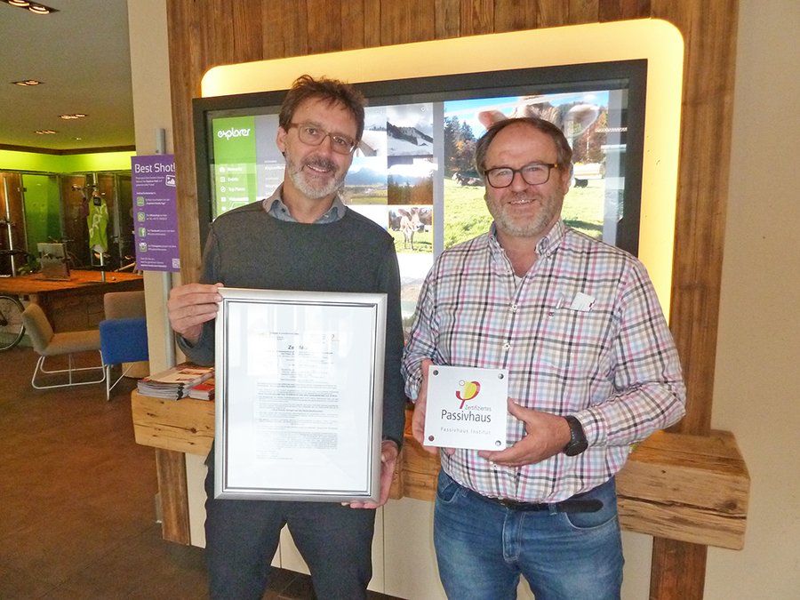 Dieter Herz vom Planungsb&#252;ro Herz &#38; Lang &#252;bergibt J&#252;rnjakob Reisigl das Passivhaus-Zertifikat f&#252;r das Explorer-Hotel Montafon in Gaschurn. Es handelt sich um das erste zertifizierte Passivhotel in &#214;sterreich. Foto: Herz &#38; Lang