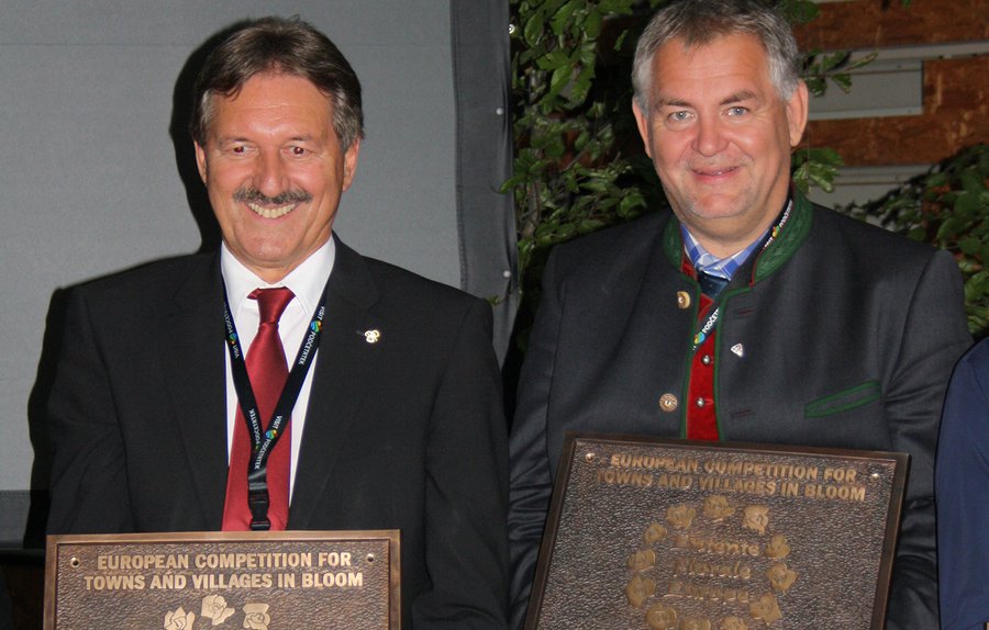 Beide &#246;sterreichischen Vertreter durften sich &#252;ber &#8222;Gold&#8220; freuen, im Bild: Die B&#252;rgermeister aus Schwaz Dr. Hans Lintner (links) und St. Anton Helmut Mall (rechts). 