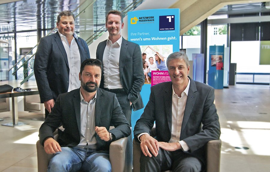 Eine starke Kooperation von Hypo Tirol Bank und dem Netzwerk Passivhaus.  Vorne: Ing. Alexander Zlotek, Vorstand Netzwerk Passivhaus, Mag. Johannes Haid, Vorstandsmitglied Hypo Tirol Bank; Hinten: Markus Regensburger, Gesch&#228;ftsf&#252;hrer Netzwerk Passivhaus, Wolfgang Sch&#246;nfelder, Leiter Hypo WohnVision Center (v. l. n. r.) Foto: Hypo Tirol Bank