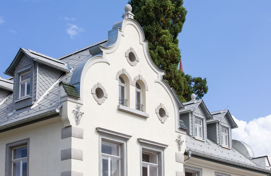 Wärmedämmputze ermöglichen eine fugenlose Dämmung, die architektonische Details bewahrt. (Foto: Walser Fotografie) 