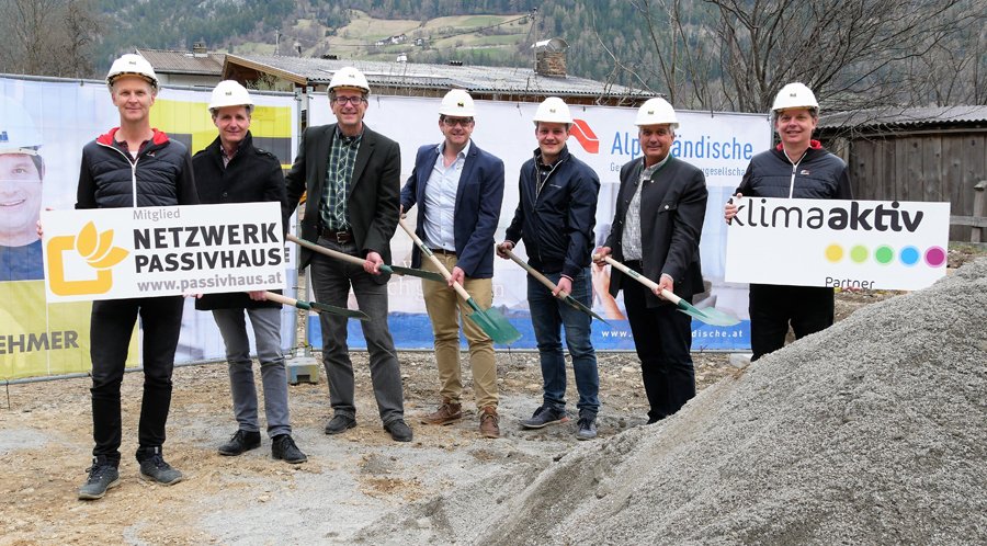 Foto: Alpenl&#228;ndische. Mit dem Spatenstich wurde der Baubeginn der Wohnanlage in Prutz feierlich vollzogen. BM Ing. Klemens V&#246;gele (Alpenl&#228;ndische), Amstleiter Christian Strigl, DI Markus Lechleitner (GF Alpenl&#228;ndische),  BM Ing. Wolfgang Lenz (Hilti &#38; Jehle GmbH), Bauleiter Mario Spiss (Hilti &#38; Jehle GmbH), BGM Ing. Heinz Kofler, Arch