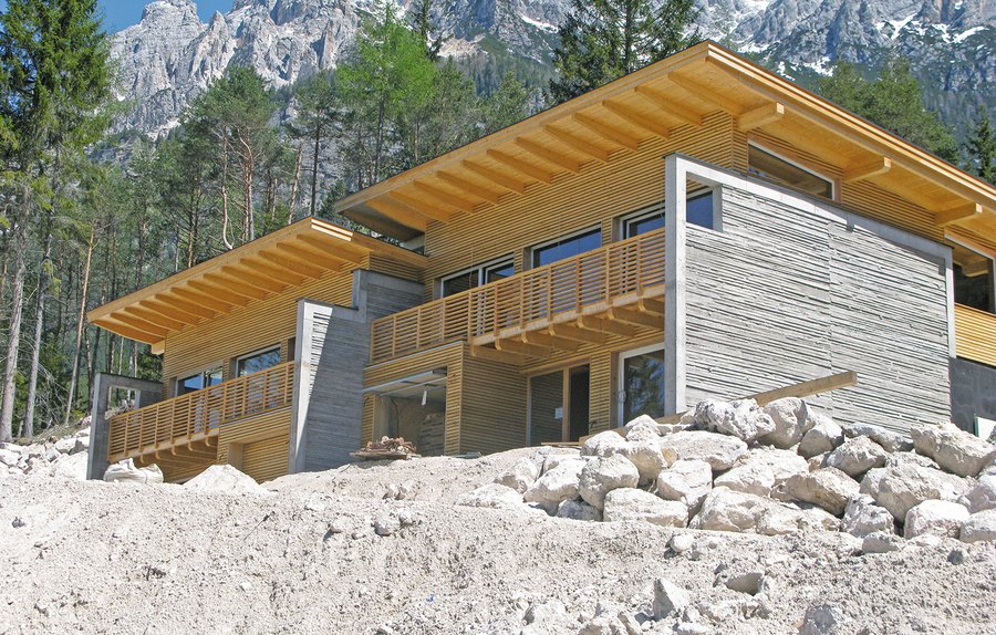 Auch in Italien ist der Holz-Lehm-Bau inzwischen von gro&#223;em Interesse. Die Firma Wegscheider ist auch &#252;ber die Grenzen hinweg ein verl&#228;sslicher Partner. (Fotos: Holzbau Wegscheider)