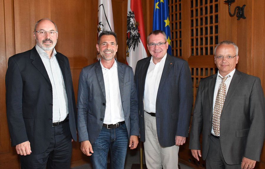 Bruno Sandbichler (sandbichler architekten zt gmbh, Wien), Engelbert Spi&#223; (Neue Heimat Tirol), Wohnbaulandesrat Johannes Tratter und Wolfgang Amann (Institut f&#252;r Immobilien, Bauen und Wohnen GmbH, Wien). &#169; Land Tirol/Ibele