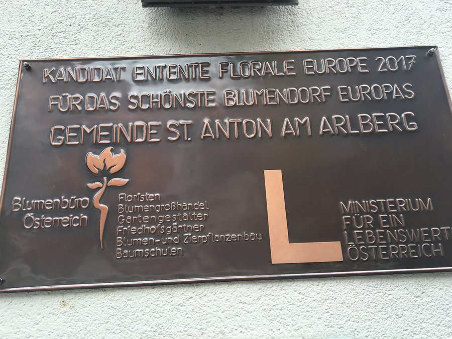 Diese Tafel wurde beim Gemeindeamt in St. Anton am Arlberg angebracht. (Foto: Karin K&#246;ssler)
