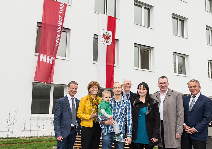 von links nach rechts: Vize-BM Christoph Kaufmann, B&#252;rgermeisterin Christine Oppitz-Pl&#246;rer, Familie Schuler, die in TOP 2  wohnen wird, dahinter NHT-Gesch&#228;ftsf&#252;hrer Klaus Lugger mit Landesrat Johannes Tratter und IKB-Vorstandsvorsitzender Harald Schneider. Foto: Martin Vandory