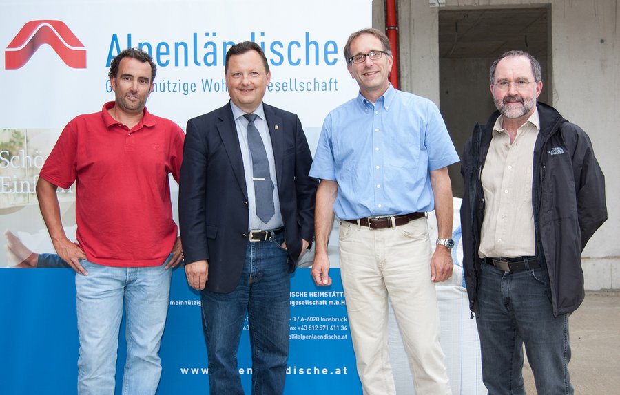 v.l.: Simon Smekal (Bauleiter Alpenl&#228;ndische Heimst&#228;tte), Karl-Josef Schubert (B&#252;rgermeister Vomp), DI Markus Lechleitner (Gesch&#228;ftsf&#252;hrer Alpenl&#228;ndische Heimst&#228;tte), DI Johann Sailer (Architekt), Foto: Alpenl&#228;ndische Heimst&#228;tte