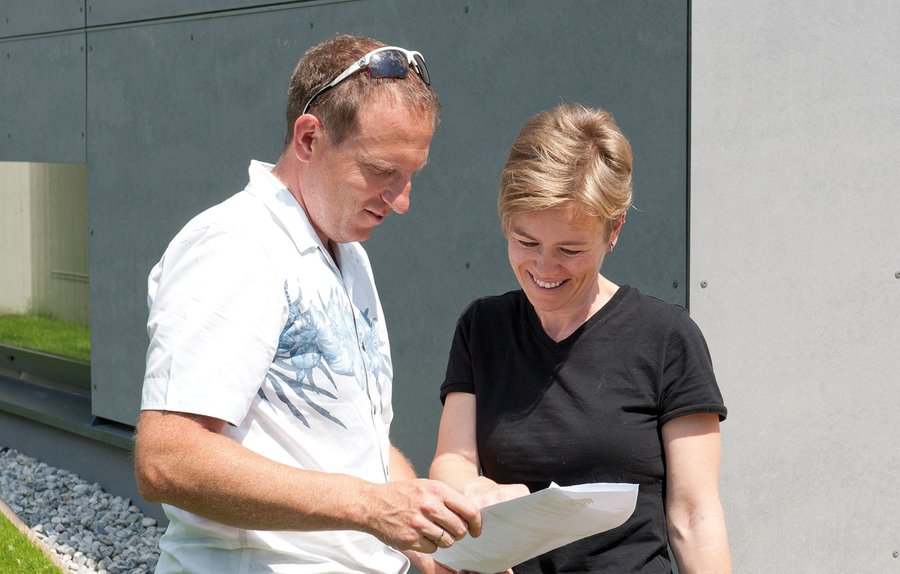 Baumeisterin Christina Krimbacher im Gespr&#228;ch mit dem Bauherrn