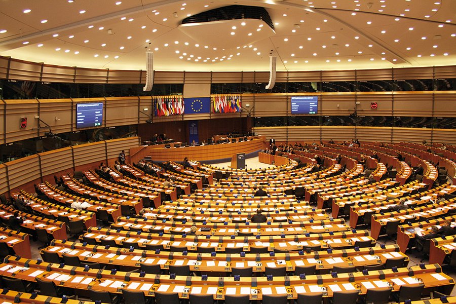 Hintergrund der EU-Alpenraumstrategie ist der Wunsch der 48 Regionen nach einer makro-regionalen Strategie f&#252;r den Alpenraum, im Bild zu sehen: Der Plenarsaal des Europ&#228;ischen Parlaments in Br&#252;ssel. 