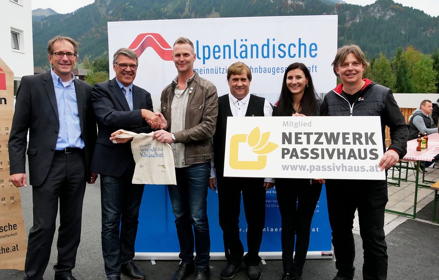  v.l.: DI Markus Lechleitner (Gesch&#228;ftsf&#252;hrer Alpenl&#228;ndische), Hansj&#246;rg Fuchs (B&#252;rgermeister Lechaschau), Ing. Klemens V&#246;gele (Bauleiter Alpenl&#228;ndische), Toni Moser (Pfarrkurator Lechaschau), DI Dietmar J&#228;ger (Architekt Alpenl&#228;ndische), Ing. Jennifer Salzmann (Techn. Assistenz Bauleitung Alpenl&#228;ndische). (Foto: Alpenl&#228;ndische) 