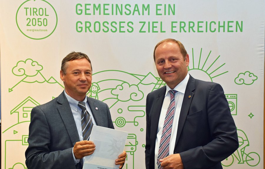 Die von Energiereferent LHStv Josef Geisler (re.) und Abteilungsvorstand Leo Satzinger pr&#228;sentierte neue einkommensunabh&#228;ngige Impulsf&#246;rderung soll die Umweltw&#228;rme in Tirol auf die &#220;berholspur bringen. (Foto: &#169; Land Tirol/Entstrasser-M&#252;ller) 