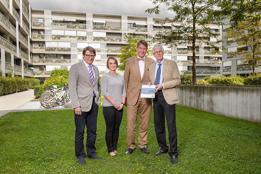 Studienpr&#228;sentation zur &#214;kobilanz der NHT-Wohnanlage am Lodenareal (von links): NHT-Gesch&#228;ftsf&#252;hrer Hannes Gschwentner, Studienautorin Julia Reisinger, Univ.-Prof. Christoph Achammer und NHT-Gesch&#228;ftsf&#252;hrer Klaus Lugger. (Foton: NHT/Oss)