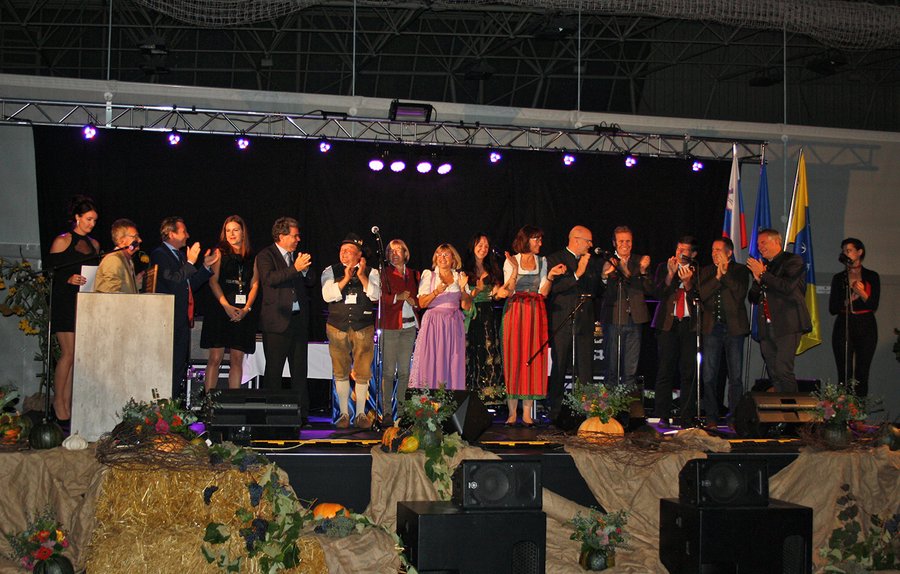 Die eigens angereiste Delegation aus St. Anton bei der feierlichen Siegerehrung in Slowenien.