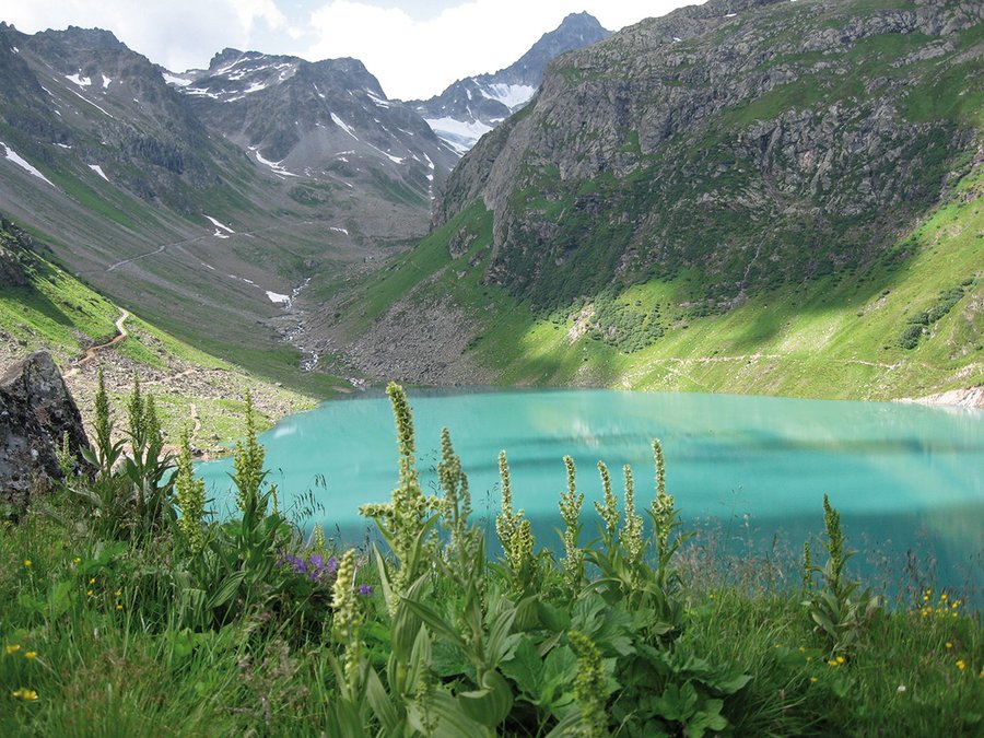 Harmonisch f&#252;gt sich der Stausee Kartell in die Landschaft des Moostals ein. (Foto: Franz Mungenast)