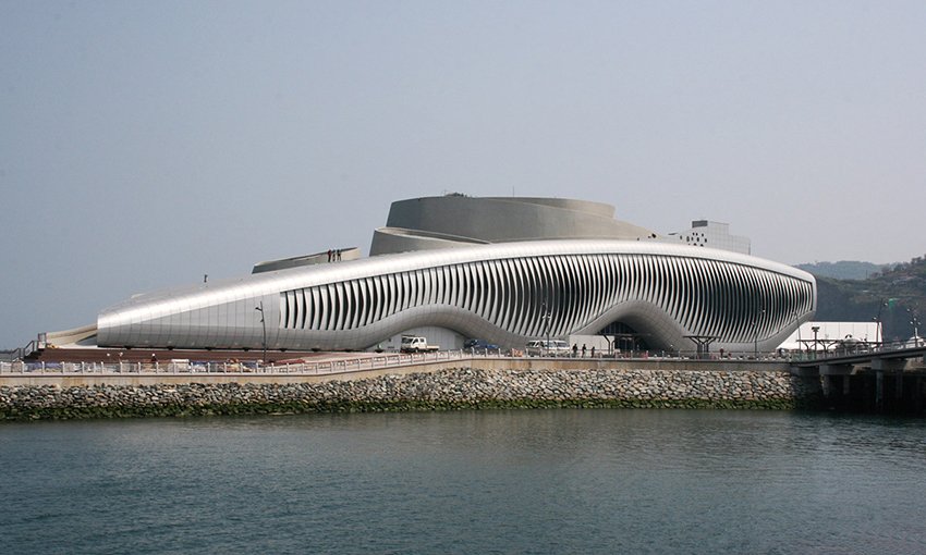 Der Expo-Pavillion 2012 in Korea von soma-Architekten aus &#214;sterreich ist mit einer kinetischen Fassade verkleidet. Sie ist mittels beweglicher Lamellen ver&#228;nderbar und erinnert an einen riesigen, gestrandeten Fisch. Tags&#252;ber regulieren sie den Lichteinfall im Foyer und in den Ausstellungsr&#228;umen. Au&#223;en erzeugt das versetzte &#214;ffnen und Schlie&#223;en eine wellenartige Bewegung auf der Oberfl&#228;che. Foto: soma