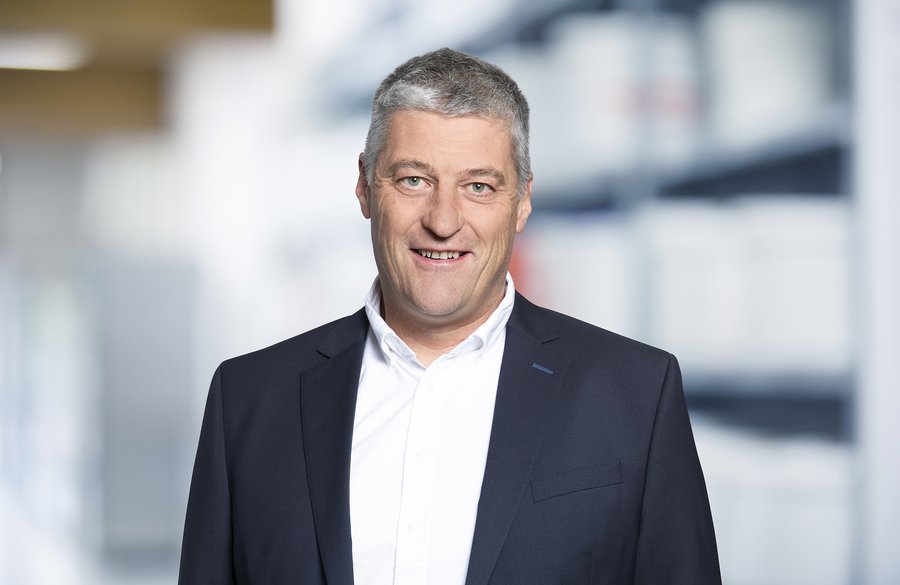 Gerhard Garber, Produktmanagement: „Die neuen RÖFIX Wärmedämmputze bieten ein besonderes Plus an Effizienz, Nachhaltigkeit und Gestaltungsfreiheit.“ (Foto: Weissengruber & Partner Fotografie)