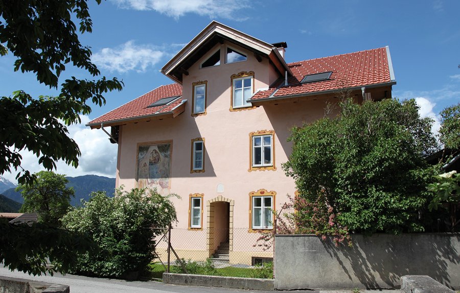 Die bemalte Putzfassade wurde vollst&#228;ndig erhalten und lediglich ausgebessert. Auch die alten Kastenfenster wurden nicht durch moderne Holzfenster ersetzt, sondern mit neuer Dichtungsebene und Isolierglasscheiben auf ein entsprechendes Ma&#223; verbessert, um den hohen Kriterien von Dichtheit und W&#228;rmeschutz zu entsprechen. (Fotos: Martin Tabernig)