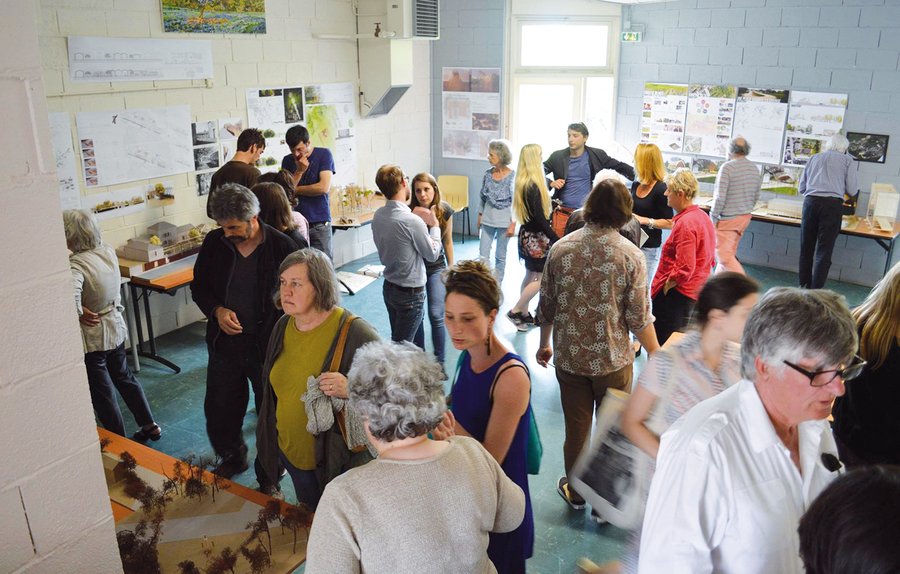&#214;ffentliche Projekt-Pr&#228;sentation mit Bewohnern des Loire-Dorfes Montigny und Studenten der Klasse Jana Revedin. Foto: Jana Revedin